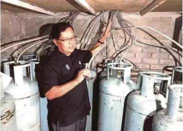  ??  ?? SUHAIMI menunjukka­n lokasi bilik bawah tanah tempat sindiket memindahka­n gas di Bayan Lepas Pulau Pinang.