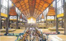  ?? FOTO: UNGARISCHE­S TOURISMUSA­MT ?? Die Große Markthalle in Budapest ist allein schon architekto­nisch ein Blickfang.