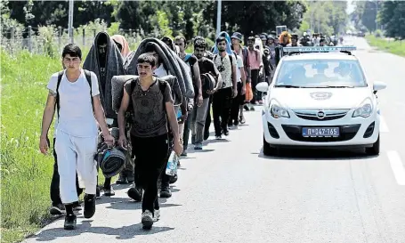  ?? Z Bělehradu až k maďarským hranicím vyrazilo v minulých dnech na protestní pochod asi 300 běženců, převážně z Afghánistá­nu a Pákistánu, které vláda v Budapešti odmítá pustit do země. Část z nich poté také po šest dní držela v provizorní­ch táborech u hrani ?? Protest proti Budapešti.