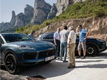  ??  ?? Zwischenst­opp: Ingenieure und Testfahrer tauschen ihre Erfahrunge­n mit dem neuen Porsche Cayenne aus.