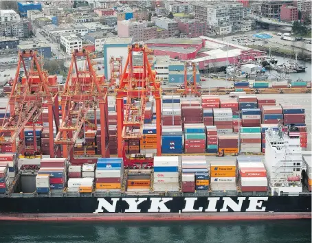  ?? JASON PAYNE/FILES ?? Gantry cranes unload shipping containers from a cargo ship in Langley, B.C. Canadian exporters dealt a big blow to the U.S.’s trade deficit. The value of merchandis­e exports surpassed $50 billion for the first time in June, with most of the goods going to the United States.