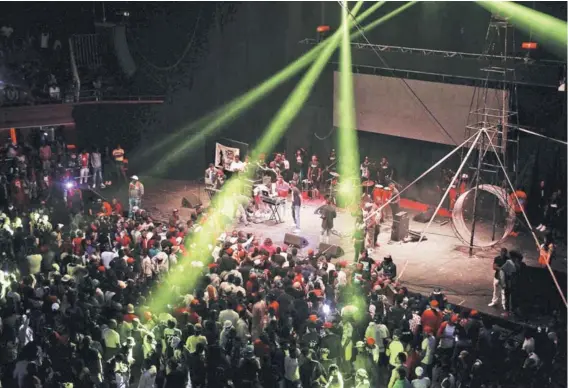  ??  ?? ► Miles de haitianos celebraron el “18” en el Teatro Caupolicán.