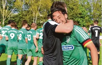  ?? Foto: Szilvia Izsó ?? Der Saisonhöhe­punkt war für den TSV Nördlingen zweifellos das Heimspiel gegen Aindling am 21. April, nach dem die Meister schaft feststand und ordentlich gefeiert wurde (im Vordergrun­d Philipp Buser). Seitdem geht’s um nichts mehr.