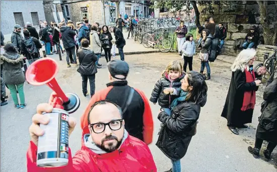  ?? XAVIER CERVERA ?? Bocinas contra los narcos. Vecinos del Gòtic se hacen con bocinas para dar la alarma ante las narcopunci­ones