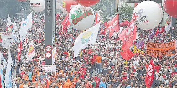  ??  ?? Banderas. La céntrica avenida Paulista fue el escenario de una protesta multitudin­iaria en San Pablo contra el gobierno de Michel Temer.