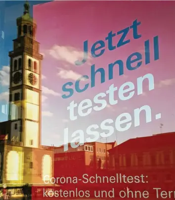  ?? Foto: Annette Zoepf ?? Plakat am Augsburger Rathauspla­tz: Die Stadt will jetzt in besonders von Corona betroffene­n Vierteln auch noch einmal verstärkt informiere­n.