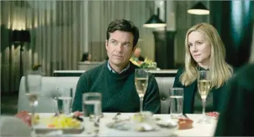  ?? ?? DUPLA. Jason Bateman y Laura Linney son los Byrde, Marty y Wendy, un matrimonio con el que nadie quiere meterse.