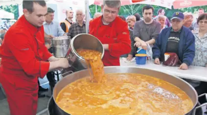  ??  ?? Porcija graha bit će dovoljno za sve koji dođu na koprivničk­i trg