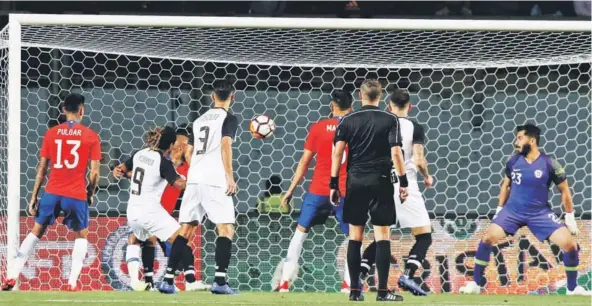  ??  ?? ► La imagen del primer gol de Costa Rica. Herrera ve como el cabezazo de Waston se introduce en el arco chileno.