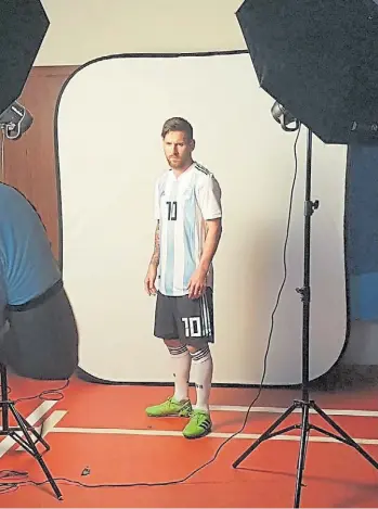  ?? @ARGENTINA ?? Me llamo Lionel Messi. Leo posa para las fotos y videos oficiales de la FIFA.