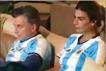  ??  ?? CAMISETAS. Macri y Awada mirando a la Selección. A él, tan ligado al fútbol, le hubiera venido bárbaro ganar.