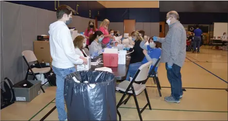  ?? RACHEL RAVINA — MEDIANEWS GROUP ?? Volunteers prepare doses of the COVID-19vaccine Sunday morning during Skippack Pharmacy’s COVID-19vaccinat­ion clinic at North Penn High School in Lansdale.