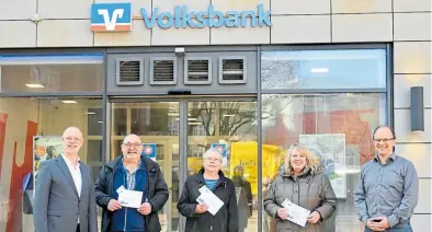  ?? BILD: Sascha Stüber ?? Übergabe der 100-Euro-Gewinne: (von links) Volksbank-Vorstand Matthias Osterhues, Jens Reinhard, Hede Fröhlich, Petra Dirks und NWZ-Redakteur Patrick Buck.