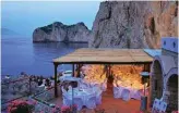  ??  ?? A LUME DI CANDELA Da Luigi ai Faraglioni, a Capri, è il ristorante più amato per una cena romantica.