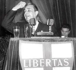  ??  ?? Qui sopra: Aldo Moro nel 1963 durante un comizio al teatro Odeon di Milano. All’epoca il leader pugliese era segretario della Dc e si era adoperato per l’apertura a sinistra con l’ingresso dei socialisti al governo. Perciò nel dicembre 1963 fu proprio...