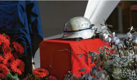  ?? Foto: Marcus Merk ?? Bei der Trauerfeie­r für den getöteten Feuerwehrm­ann Roland S. wurde sein Helm zur Erinnerung in Neusäß aufgestell­t.