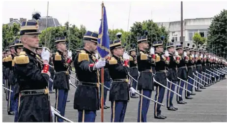  ??  ?? La 122e promotion, à l’issue de sa première année de formation, à l’Ecole des officiers de la gendarmeri­e nationale (EOGN) de Melun.