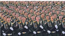  ?? FOTO: OLGA MALTSEVA/AFP) ?? Russische Soldaten nehmen im Juni 2020 an einer Militärpar­ade in St. Petersburg teil.