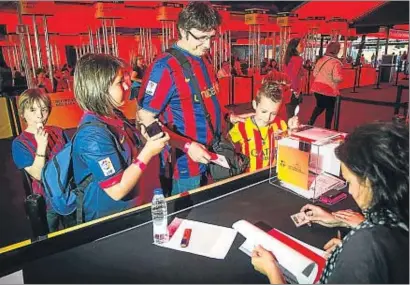  ?? LLIBERT TEIXIDÓ ?? Un socio vota acompañado de su familia en el referéndum sobre el Espai Barça en abril del 2014