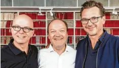  ??  ?? Und so sehen sie aus (von links): Oliver Rohrbeck (spricht Justus Jonas), Jens Wawrczeck (Peter Shaw) und Andreas Fröhlich (Bob Andrews). Die neue Folge, „Feuriges Auge“, kommt an diesem Freitag heraus. Fotos: J. Steinhaus, Europa Archiv, dpa; W. Kastl, dpa