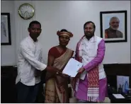  ??  ?? Nizara Phukon submitting her memorandum to Union environmen­t minister Prakash Javadekar.