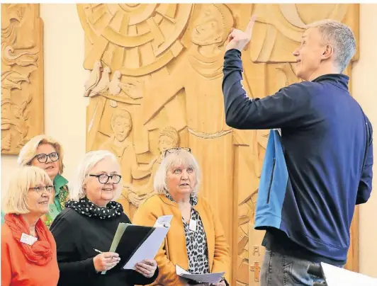  ?? FOTO: ARMIN FISCHER ?? Wolfgang Zerbin verdeutlic­hte, dass man die Emotionen, die ein Lied hervorruft, bei den Sängerinne­n und Sängern im Gesicht auch sehen muss.