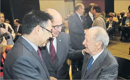  ?? FOTO: PEP MORATA ?? Josep Maria Bartomeu conversa con Josep Lluís Núñez, en presencia de Jordi Cardoner, en un acto conmemorat­ivo de Wembley 92