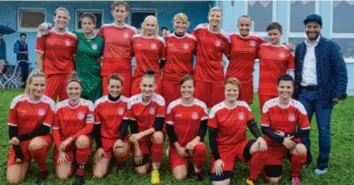  ?? Foto: Reinhold Radloff ?? Die Frauenfußa­llmannscha­ft des FC Königsbrun­n (hinten von links): Nina Rohrer, Tatjana Fritzsche, Kerstin Goldemann, Lisa Fischer, Tanja Wagner, Aileen Fendt, Alena Ebner, Kathrin Fettke, Michael Fuchs (vorne von links): Sarah Karlinski, Stefanie...