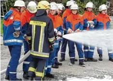  ?? Foto: Michael Streifinge­r ?? Wasser marsch! Hier trainiert die Feuerwehrj­ugend von Finning und Entraching einen Einsatz am Abfallwirt­schaftszen­trum in Hofstetten.