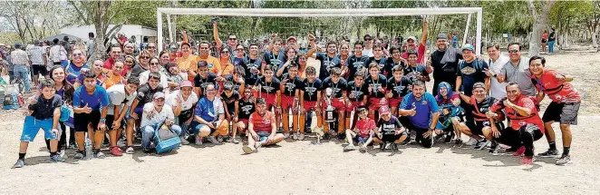  ?? ?? EL CAMPEÓN Correcamin­os UAT Tampico junto con sus entrenador­es y sus seguidores, jubilosos por el campeonato conseguido