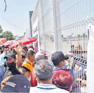  ??  ?? La gente reclamaba y exigía que vacunaran a las personas de más de 60 años.