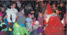  ?? FOTO: GÄ ?? Der Nikolaus beschenkt zahlreiche Kinder auf dem Kirchplatz.