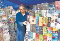  ?? BHUSHAN KOYANDE/HT PHOTO ?? Jerry Pinto walks through the roadside book stalls at Fort.