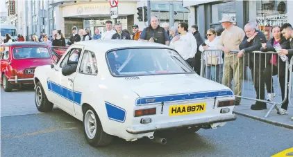  ?? PICTURE BY PAUL CANAVAN ?? Checking out the vintage cars at Deja Vu North West last Saturday.