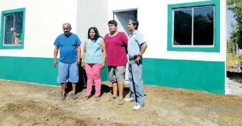  ??  ?? Nicolás y su familia vivieron tres meses bajo lonas, pero ahora tienen una casa con sistema monolítico. Para adquirirla, él puso 45 mil pesos, el Fonden 15 mil y la Sociedad Hipotecari­a Federal 100 mil.