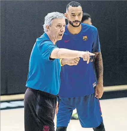  ?? FOTO: ACB PHOTO / M. POZO ?? Svetislav Pesic, entrenador del Barça, con Adam Hanga en el entrenamie­nto de ayer en la fase final de la Liga Endesa