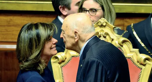  ??  ?? Alla guida di Palazzo MadamaMari­a Elisabetta Alberti Casellati con il presidente emerito della Repubblica Giorgio Napolitano