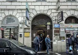  ?? (foto Barsoum/LaPresse) ?? Il palazzo di via Milazzo dove aveva cercato rifugio