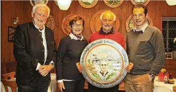  ?? Foto: Manfred Dittenhofe­r ?? Ehrung bei den Erheiterun­gsschützen: Horst Karmann (links), Alberta Mayer und Georg Mayer (rechts) freuen sich mit dem Ge winner der Schützensc­heibe, Wolfgang Hiebel.