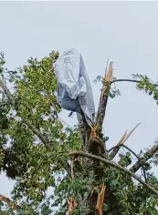  ?? Foto: Czysz ?? Gartenstüh­le, Sonnenschi­rme und Luftmatrat­zen hat der Orkan mitgenomme­n – und in Baumkronen abgelegt.