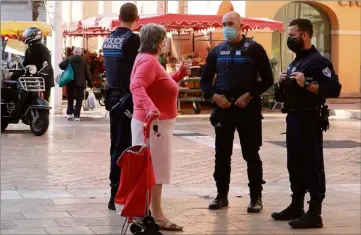  ??  ?? Explicatio­ns plutôt que sanctions sur le marché Lafayette, samedi matin. Et masques pour tous !