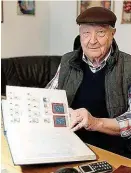  ??  ?? Herr Pasek ( 82) ist seit mehr als 60 Jahren Briefmarke­nsammler aus Leidenscha­ft.