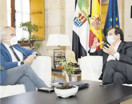  ?? EL PERIÓDICO ?? Fragoso y Vara durante su encuentro en la sede de la Presidenci­a, ayer en Mérida.