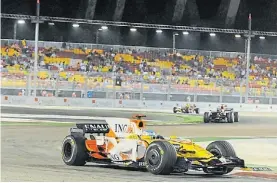  ?? AFP ?? Iluminado. Así ganó Alonso en Singapur, en el debut en 2008.