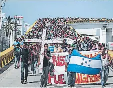  ?? FOTO: CORTESÍA CENTRO PRODH ?? Cada año cientos de inmigrante­s centroamer­icanos hacen un viacrucis hasta la frontera mexicana pidiendo por sus derechos.