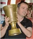  ?? Foto: Stefan Puchner, dpa ?? Der SF Dorfmerkin­gen hat seinen Pokal zurück.