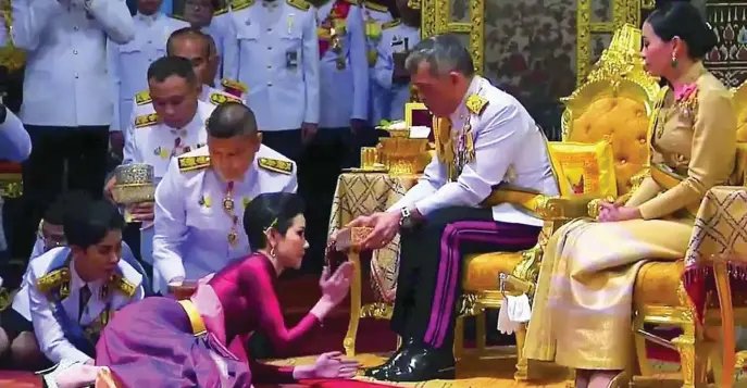  ??  ?? El rey de Tailandia ya otorgó el título de consorte real a su amante ante su esposa en 2019