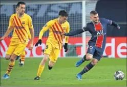  ??  ?? Busquets, Pedri y Verratti pugnan por un balón en el PSG-Barça.