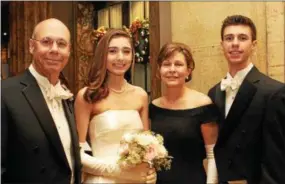  ??  ?? Debutante and Penn matriculat­e Margaret Frantz, of Bala Cynwyd, is surrounded by her dad, Glenn, mom, Nancy, and brother, Matthew, a student at Hobart.