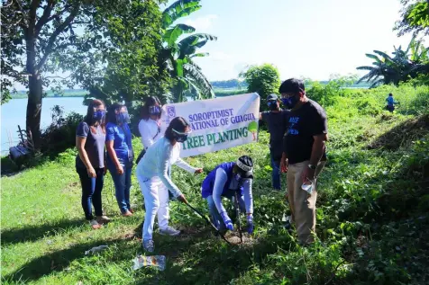  ?? (Ian Ocampo Flora) ?? TREE PLANTING. Mayor Dante Torres and Soroptimis­t Internatio­nal of Guagua president Divine Tulio lead the planting of sampaloc trees at the Guagua Ecohub.